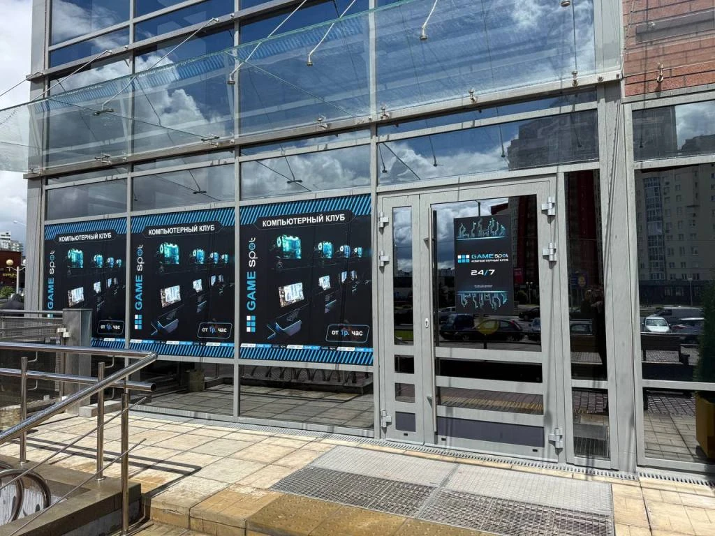 Компьютерный клуб на выходе из метро Каменная Горка